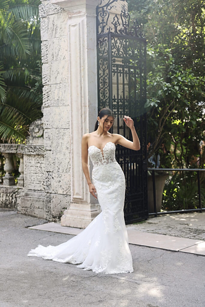 7736-Stella York-Essense of Australia-Pure Bridal-Lacy-Sexy-Modern-wedding dress stores edmonton-Wedding gown-strapless